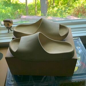 Yeezy slide bone og version trying to sell quick